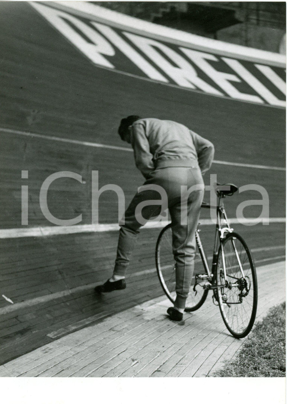 1955 MILANO CICLISMO SU PISTA Jacques ANQUETIL tasta pavimento prima della gara