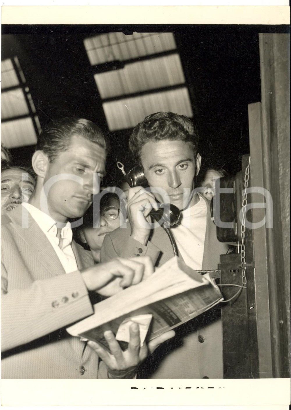1954 CICLISMO MILANO Partenza Pasquale FORNARA e Agostino COLETTO per i mondiali Fotografia d'epoca, con didascalia coeva al verso. CONDIZIONI: FAIR (sovraimpressione al lato destro e circolare)FORMATO: 13x18 cm     originale e autentica 1