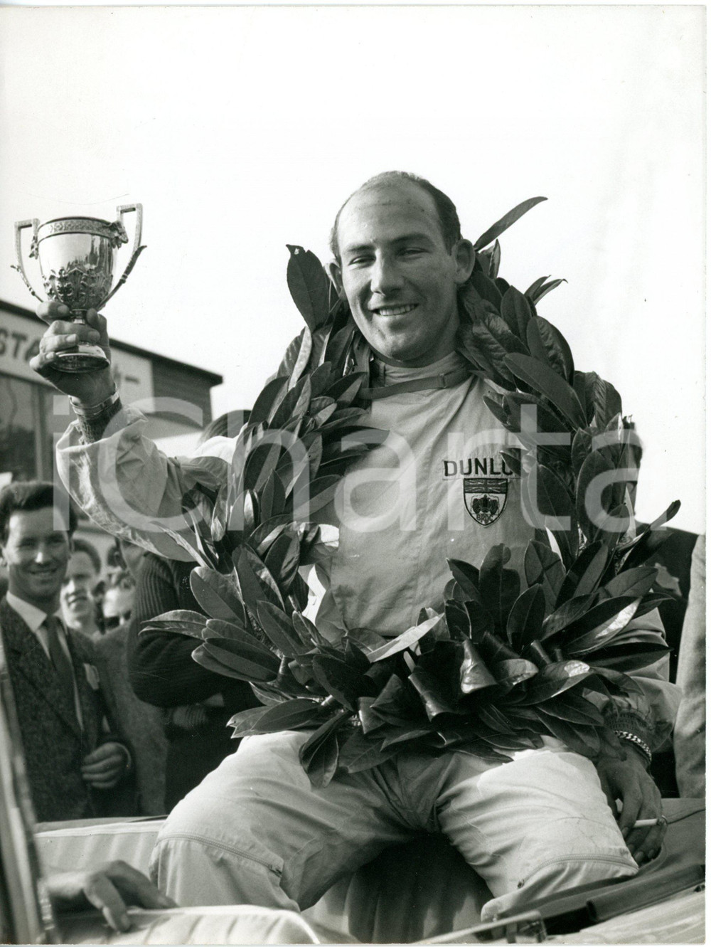 1960 OUTLAND PARK RACE Gold Cup - Winner Stirling MOSS holding the trophy *Photo