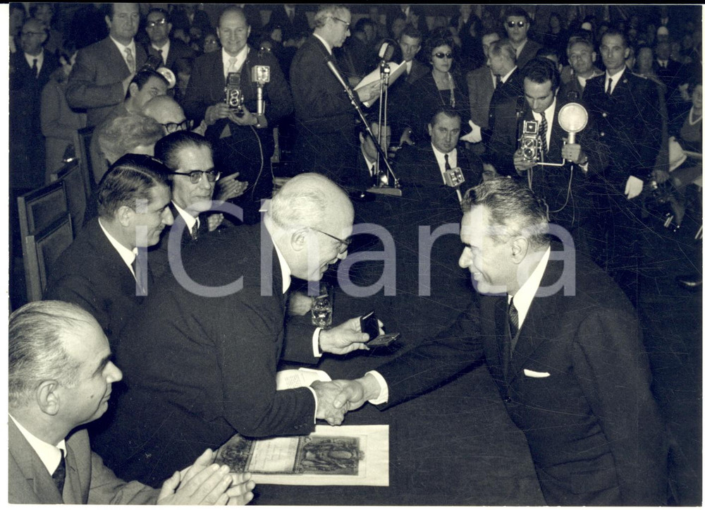 1965 ca MILANO Festa dei benemeriti - Amintore FANFANI premia Vincenzo CARRESE