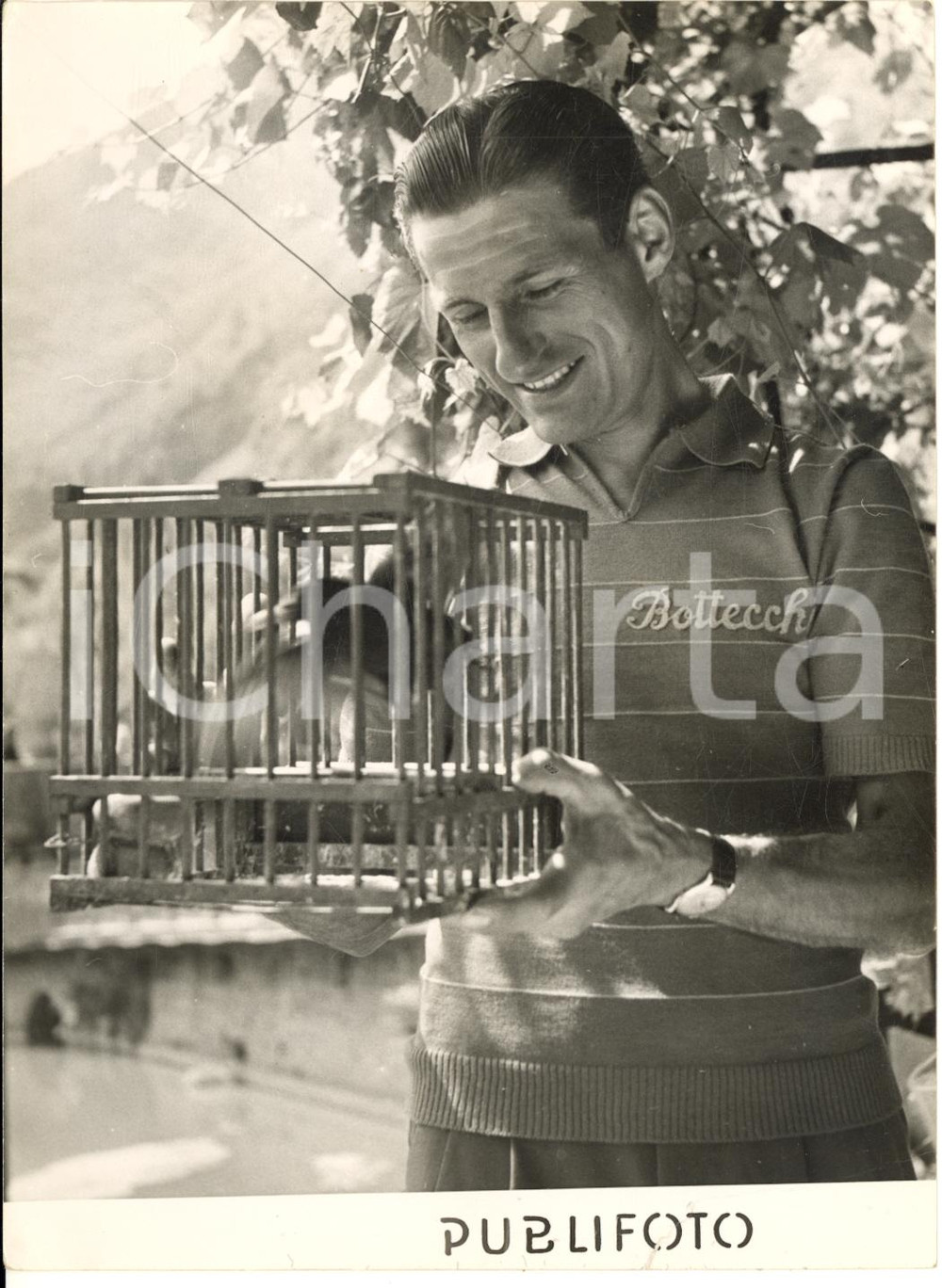 1953 CICLISMO GIRO D'ITALIA Pasquale FORNARA con un canarino durante il riposo