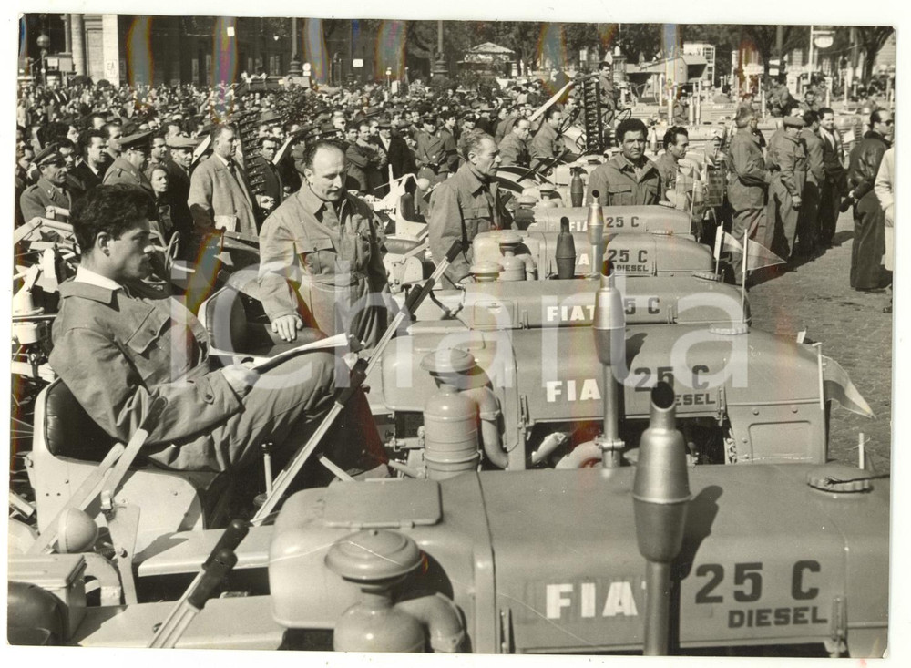 1953 ROMA Piazza Esedra - Consegna di trattori FIAT 25C agli agricoltori *Foto