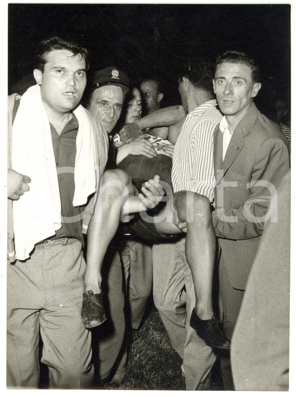 1958 CICLISMO SU PISTA - MILANO Antonio MASPES dopo un incidente in gara *Foto