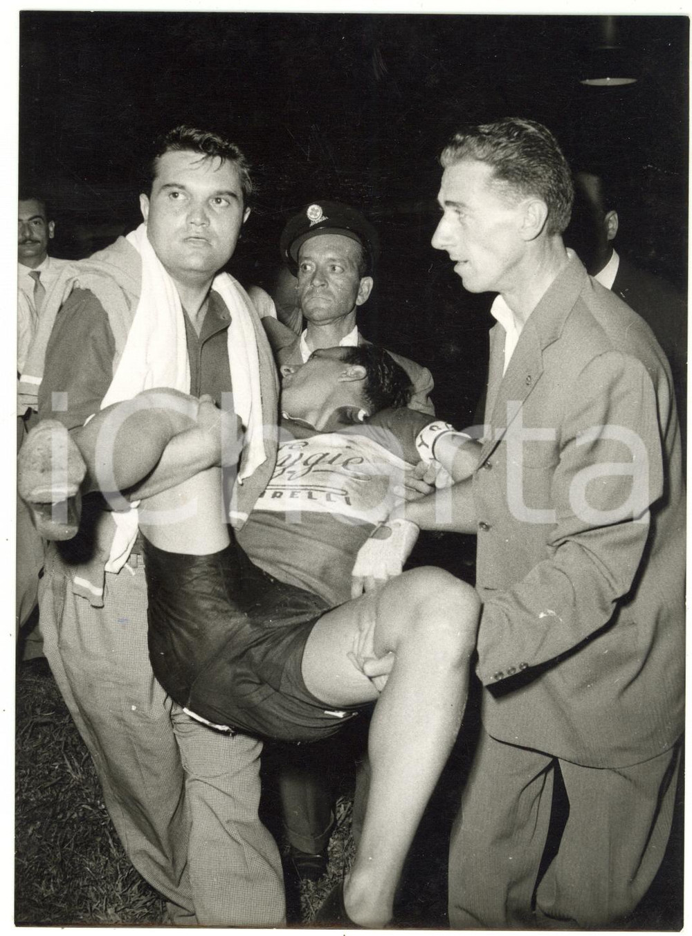 1958 CICLISMO SU PISTA - MILANO Antonio MASPES dopo un incidente in gara ^Foto