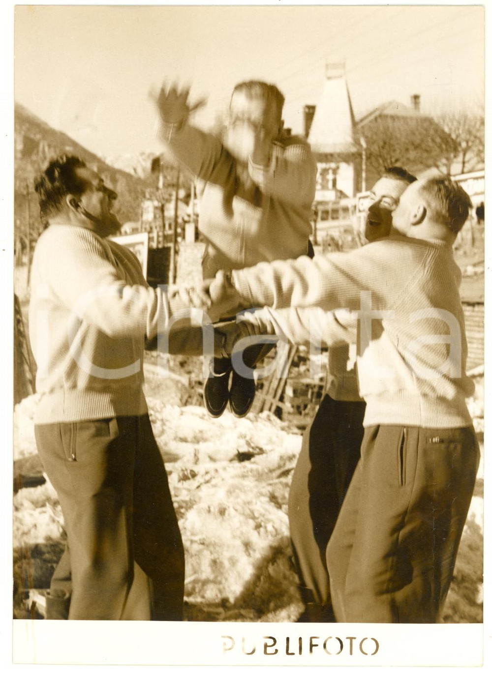 1956 OLIMPIADI CORTINA D'AMPEZZO Bob - Squadra svizzera festeggia Franz KAPUS