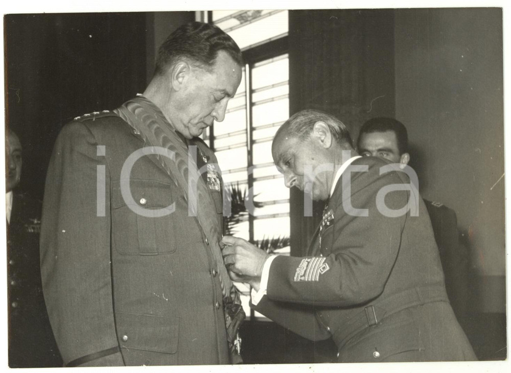 1958 ROMA Silvio NAPOLI consegna Croce al Merito a Thomas Dresser WHITE *Foto