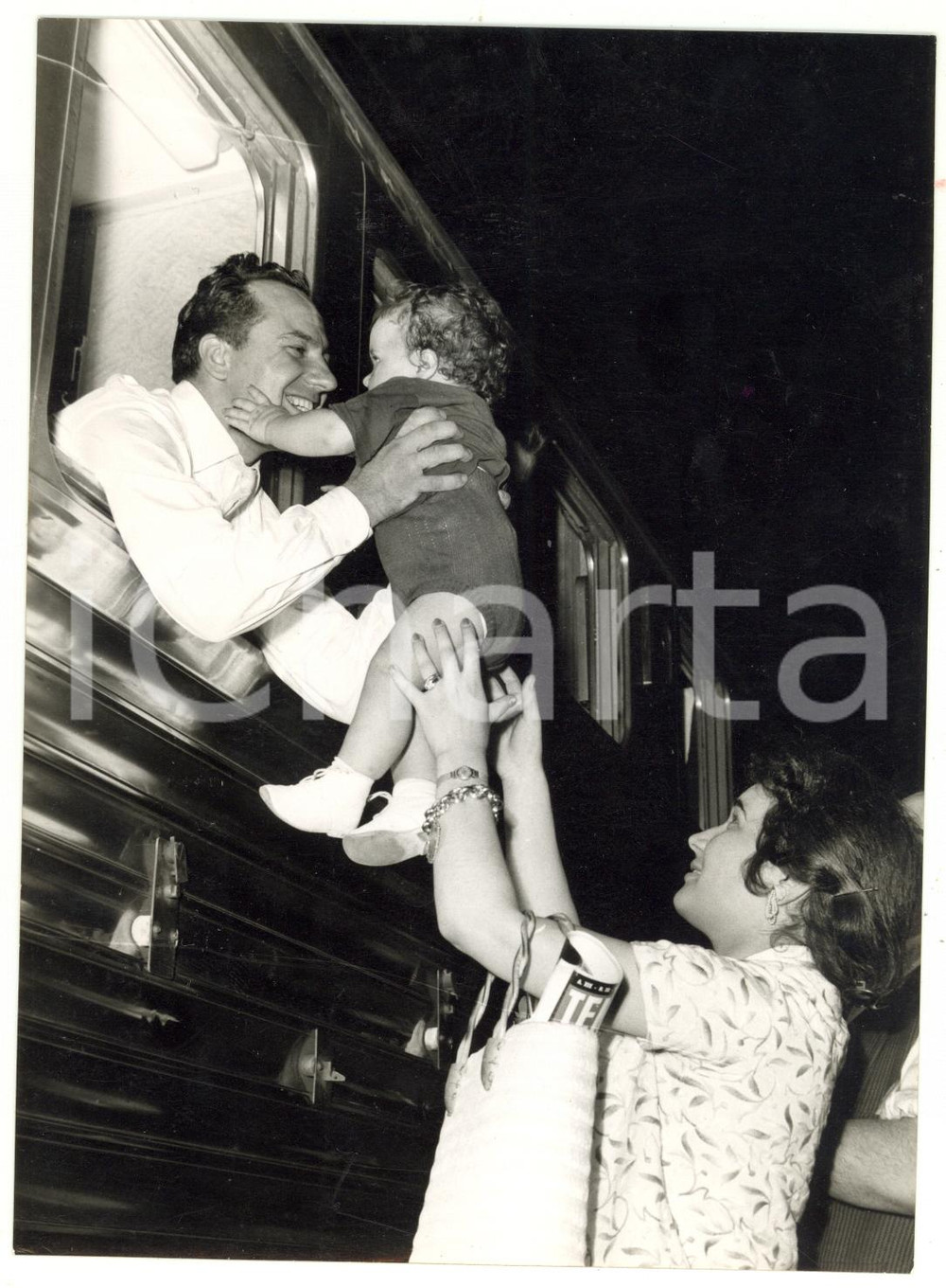1957 CICLISMO MILANO Stazione Centrale - Antonio MASPES saluta moglie e figlio