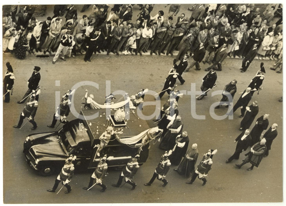 1958 ROMA Funerali Papa Pio XII - La folla al passaggio del carro funebre - Foto