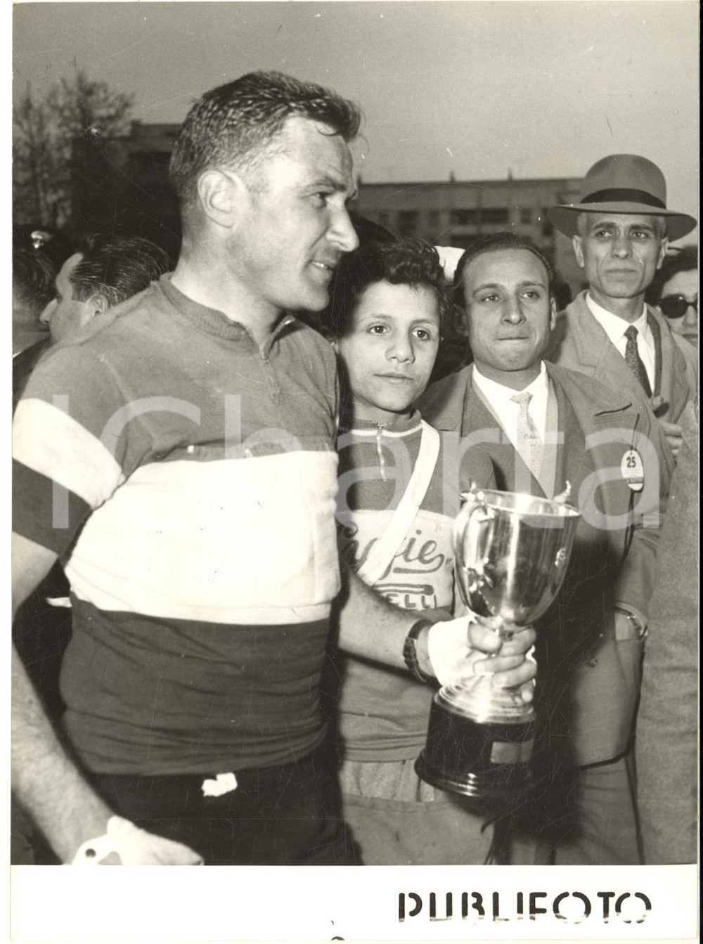 1957 NAPOLI CICLISMO Giro della Campania - Giorgio ALBANI vincitore con la coppa