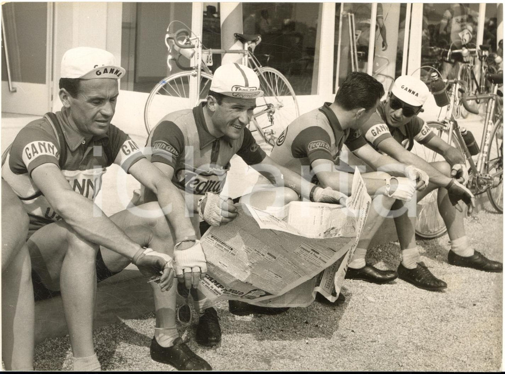 1957 CICLISMO GIRO D'ITALIA 2^ tappa - Giorgio ALBANI legge il giornale - Foto