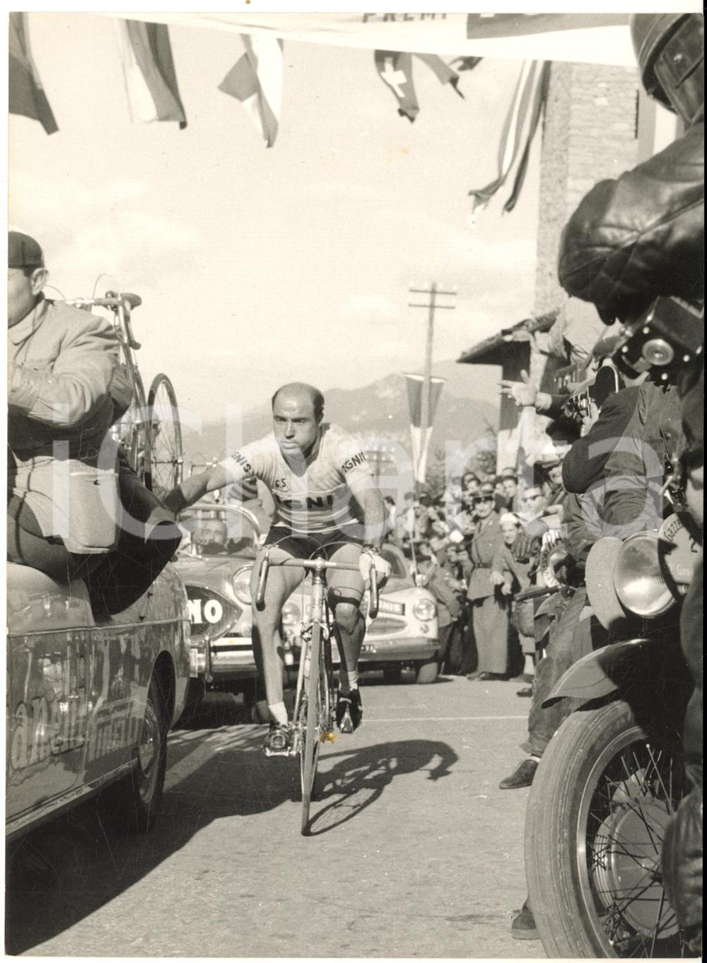 1958 CICLISMO GIRO DI LOMBARDIA Miguel POBLET si fa trainare sul Ghisallo *Foto