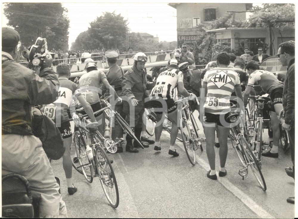 1961 GIRO D'ITALIA VITTORIO VENETO Polizia ferma ciclisti al passaggio a livello