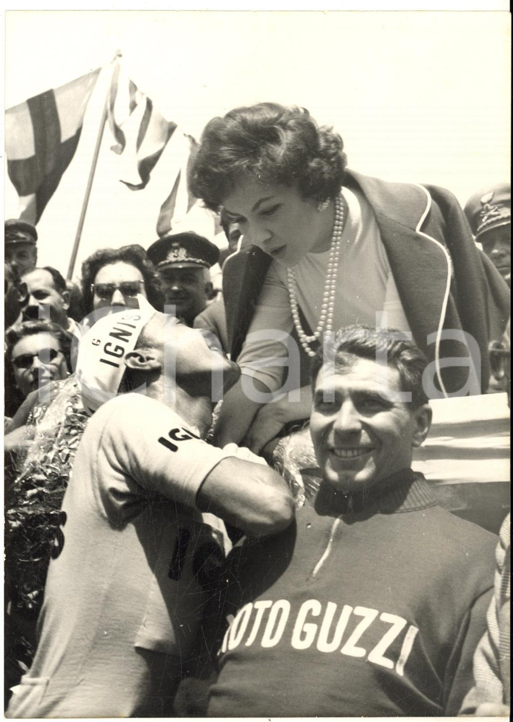 1958 ROMA G.P. Ciclomotoristico - Miguel POBLET salutato da Gina LOLLOBRIGIDA