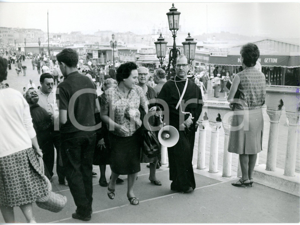 1963 VENEZIA - Prete con altoparlante guida gruppo di fedeli per la città *Foto