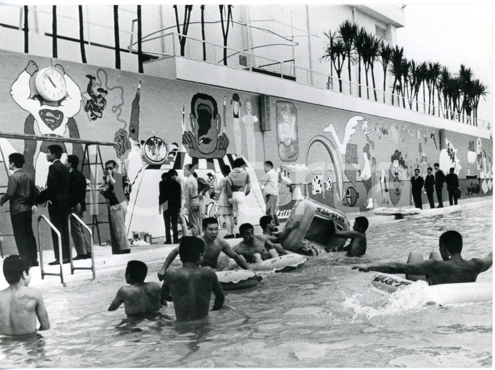 1969 TOKYO (JAPAN) Piscina comunale con i muri dipinti da pittori internazionali