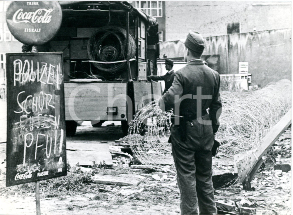 1962 BERLINO EST - Polizia tedesca rinforza il muro con il filo spinato *Foto