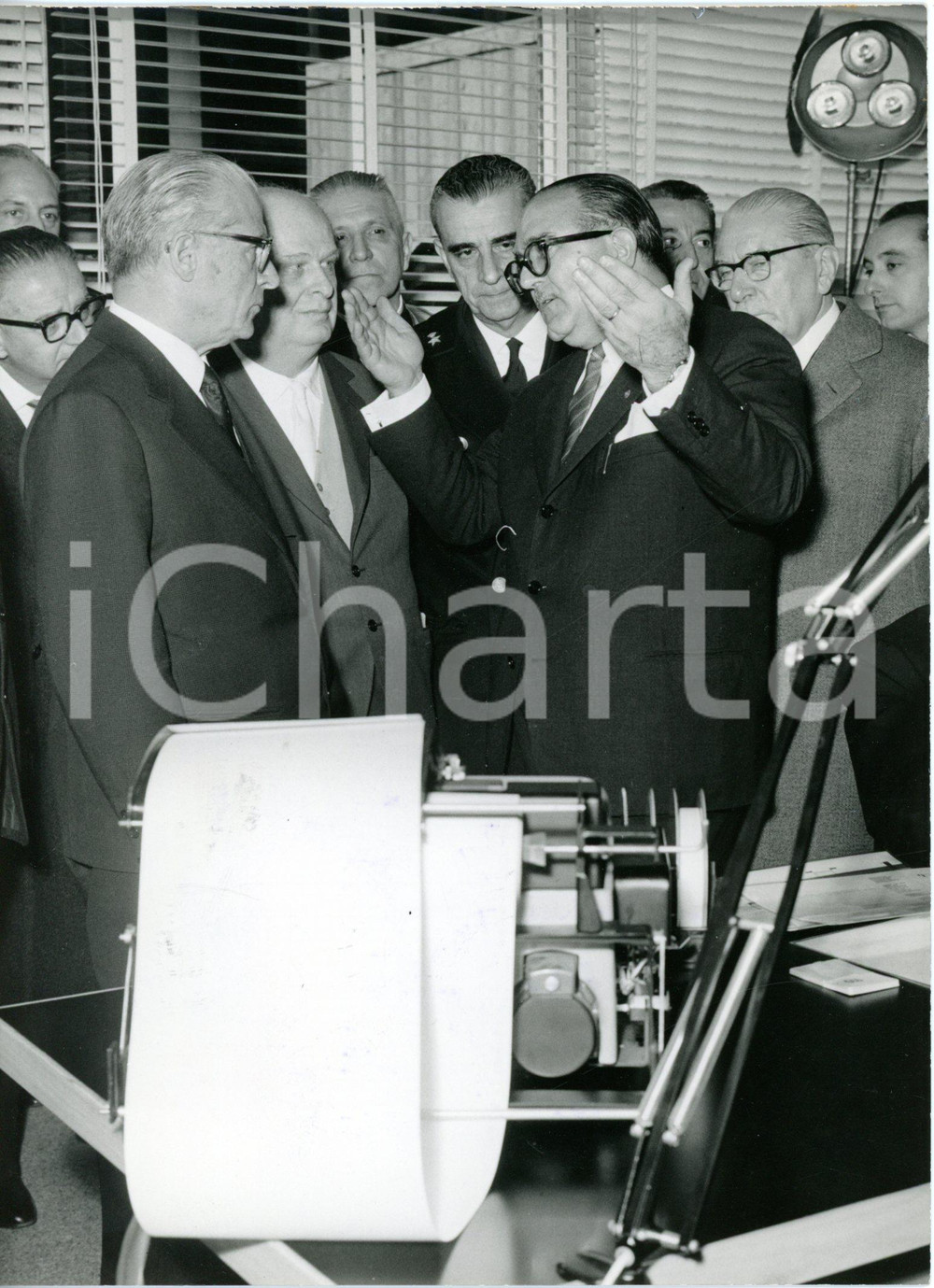 1959 MILANO Adriano OLIVETTI presenta a Giovanni GRONCHI nuovo calcolatore