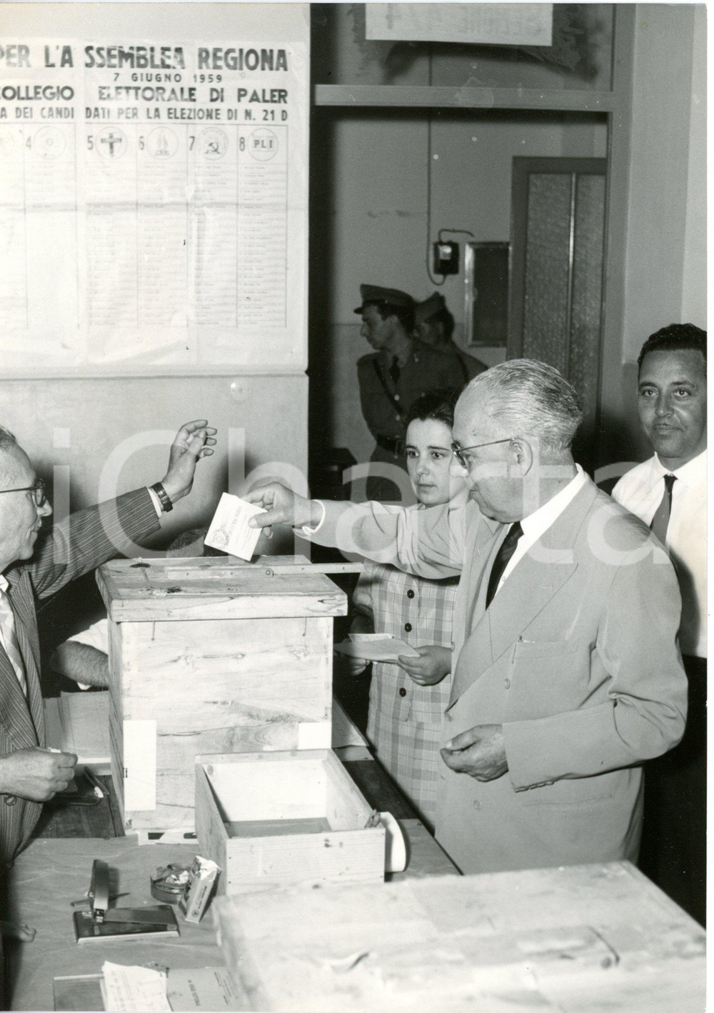 1959 PALERMO Elezioni regionali - On. Antonino VARVARO alle urne *Foto