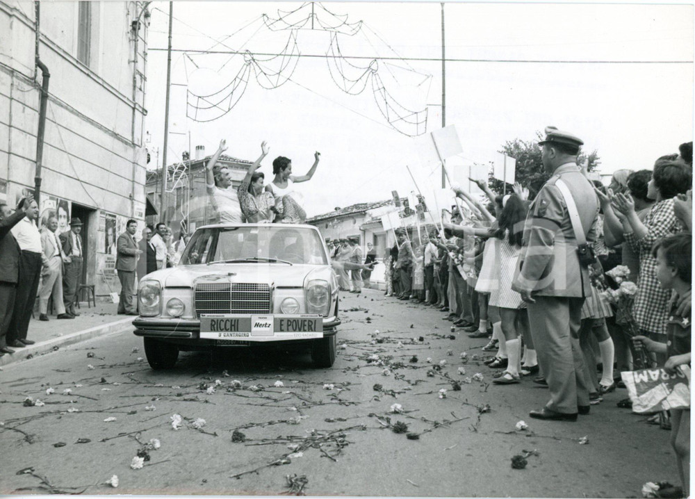 1970 CANTAGIRO - Arrivo RICCHI E POVERI accolti dalla folla con lanci di fiori