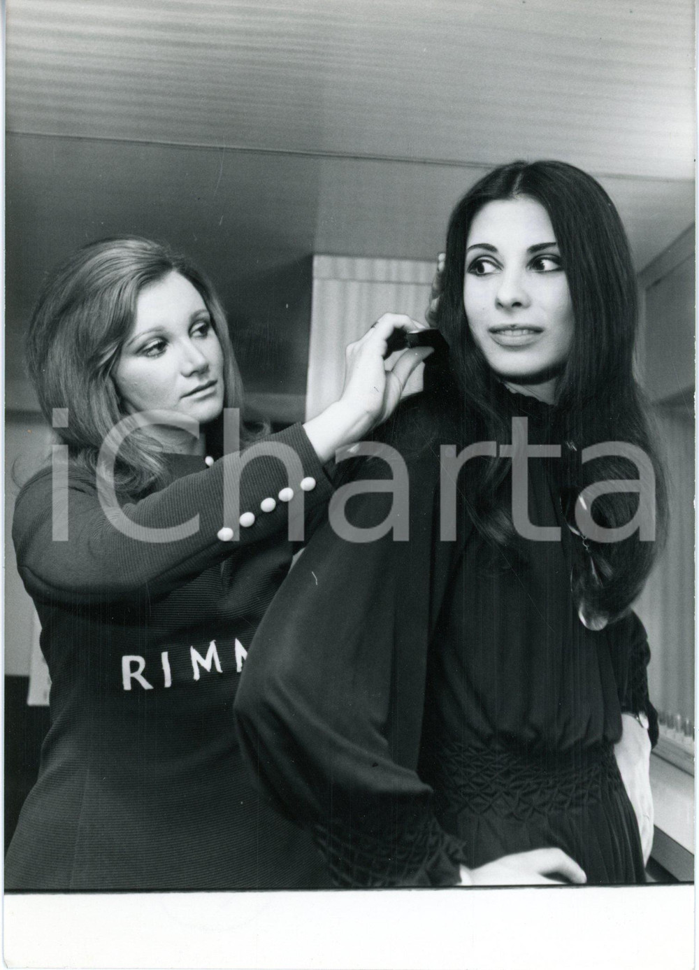 1970 CANTAGIRO Rosanna FRATELLO con la parrucchiera prima dell'esibizione *Foto