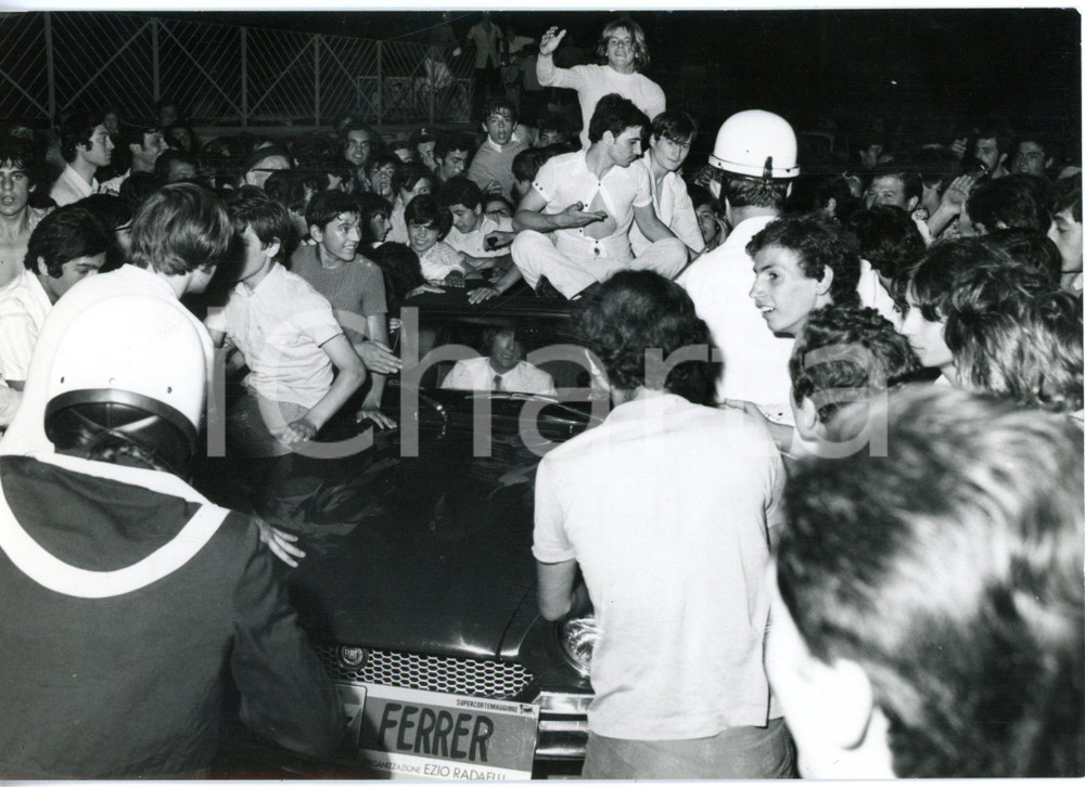 1970 CANTAGIRO - Folla di fan assalta la macchina di Nino FERRER *Foto 18x13