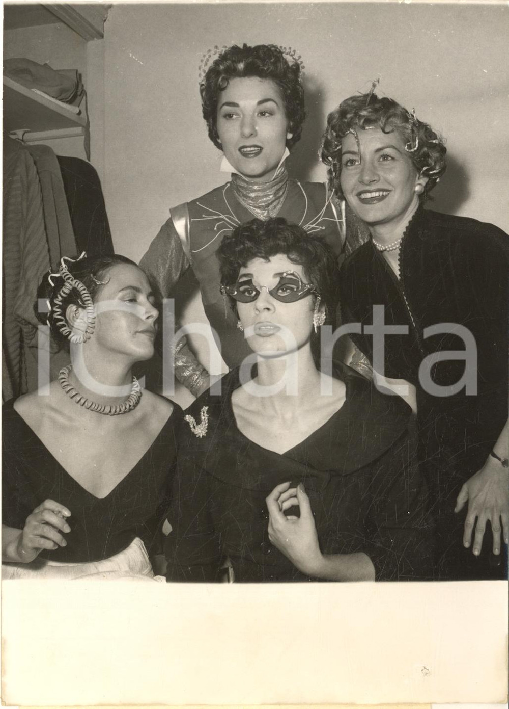 1954 PARIS Coiffeur VILLAMOR présente créations "futuristes" - Photo 13x18 cm