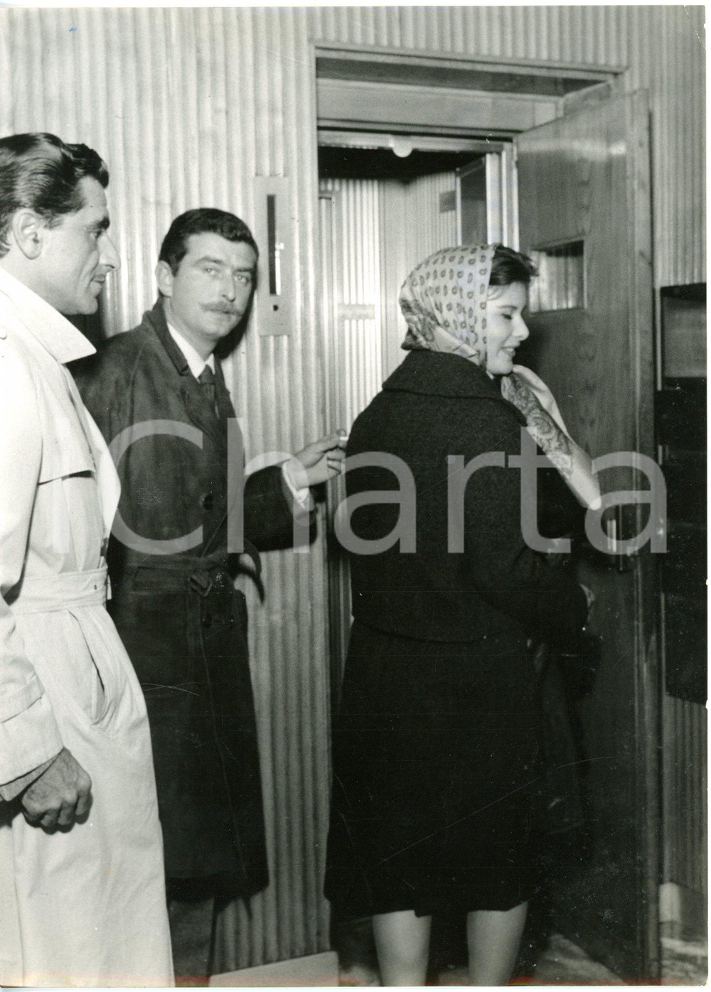 Fotografia d epoca originale 1958 MILANO Marisa ALLASIO e Pier Francesco Calvi di Bergolo dopo nozze segrete 1