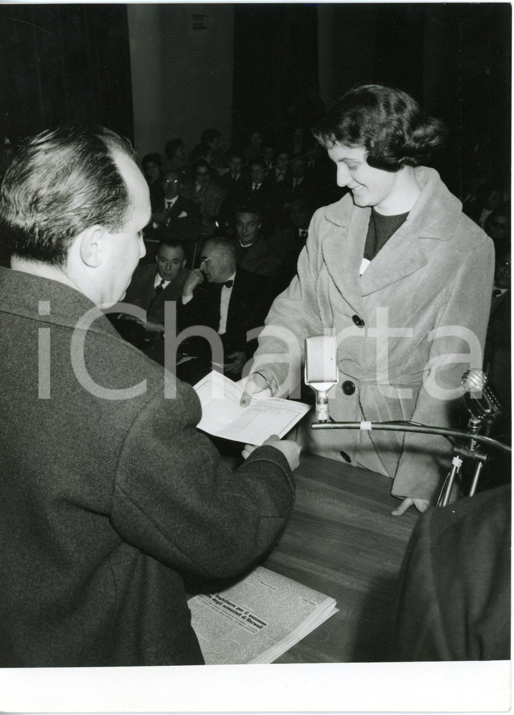 1958 MILANO "Giornata dell'Apprendista" - Oscar Luigi SCALFARO premia un'allieva