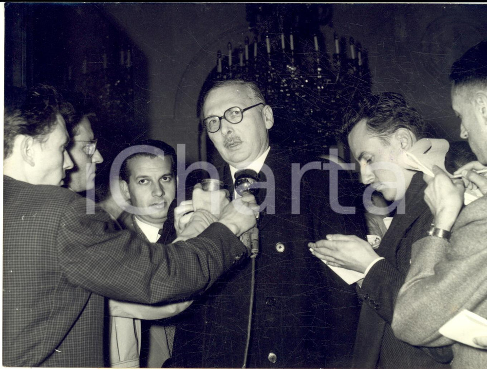 1957 PARIS ELYSEE René PLEVEN in conferenza stampa sulla crisi di governo - Foto