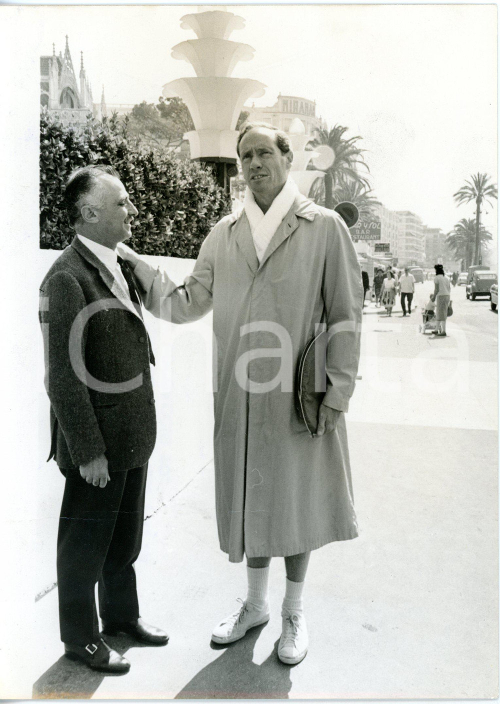 1962 CANNES - Mel FERRER consola Mario MONICELLI dopo proiezione "Boccaccio '70"