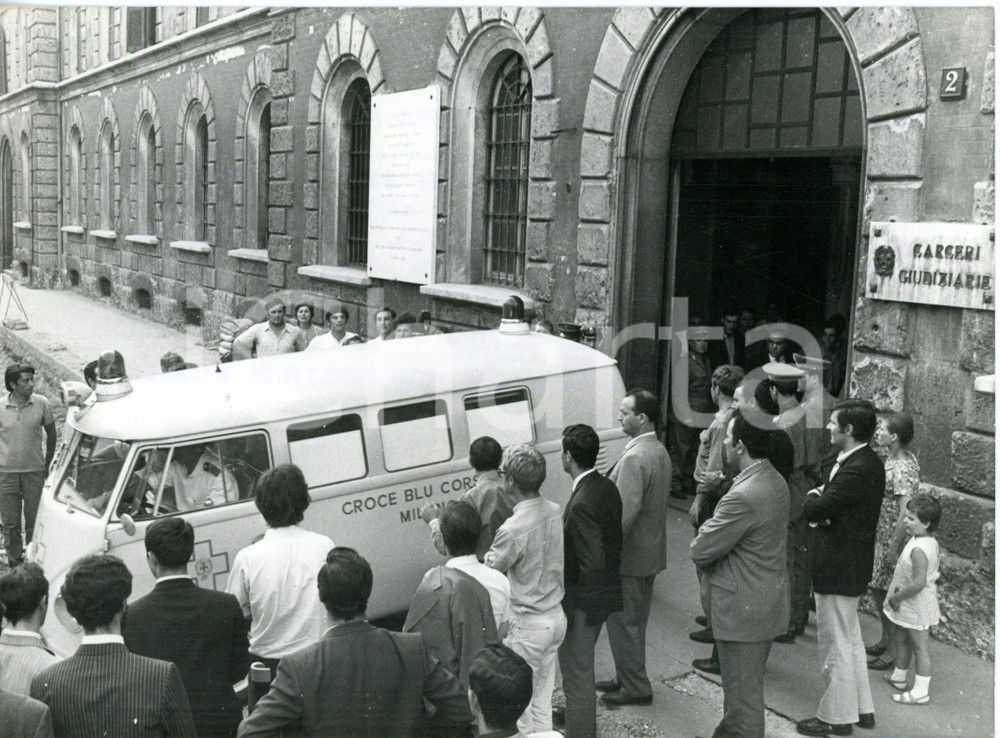 1970 MILANO Rivolta San Vittore - Ambulanza in uscita dal carcere - Foto 18x13