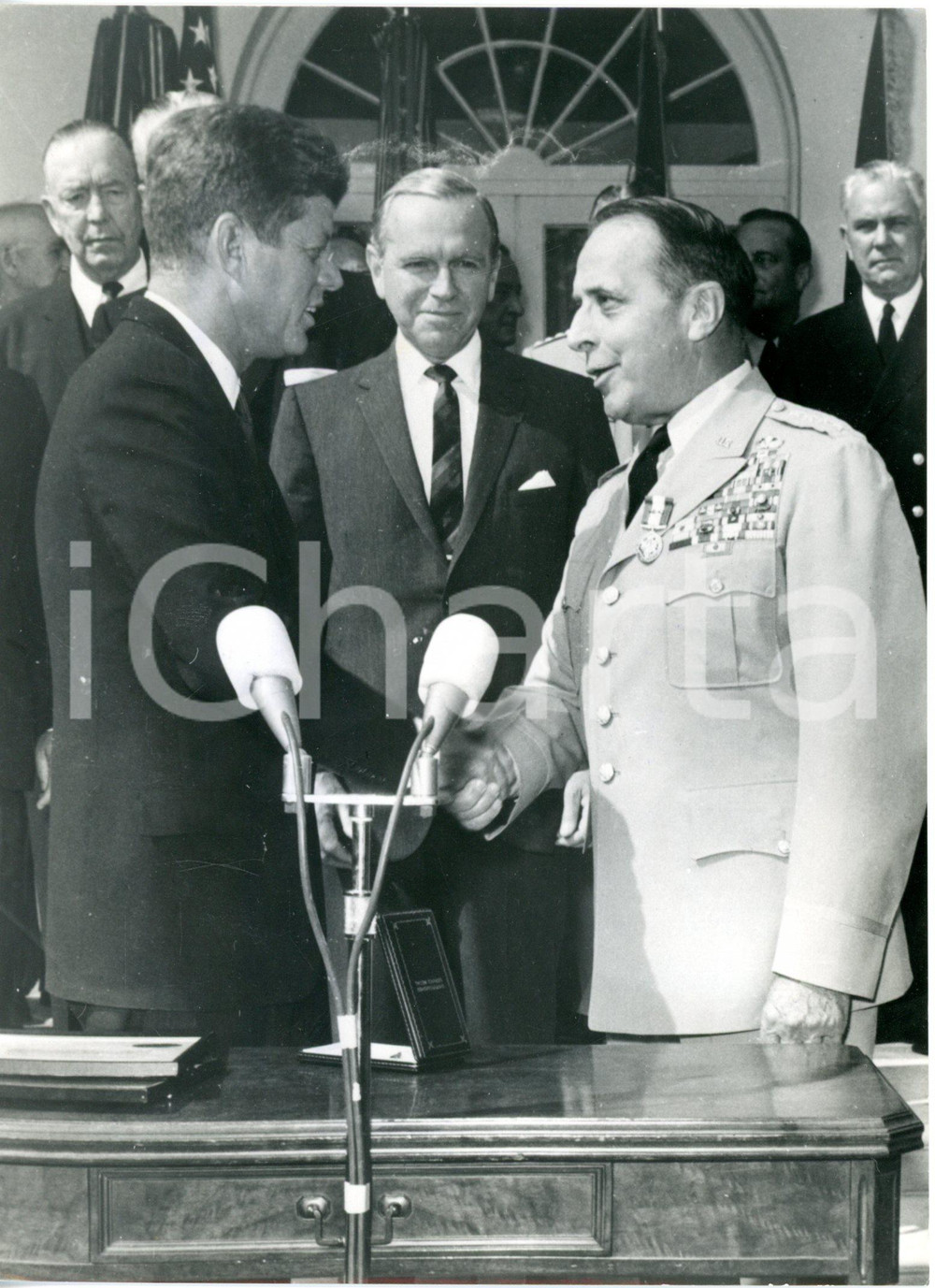 1962 WASHINGTON - John F. KENNEDY consegna medaglia al merito a Lyman LEMNITZER