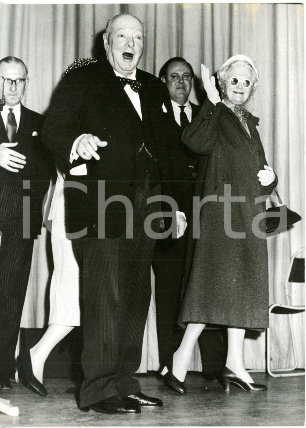 1959 LONDON Elezioni generali - Winston CHURCHILL saluta i suoi elettori *Foto