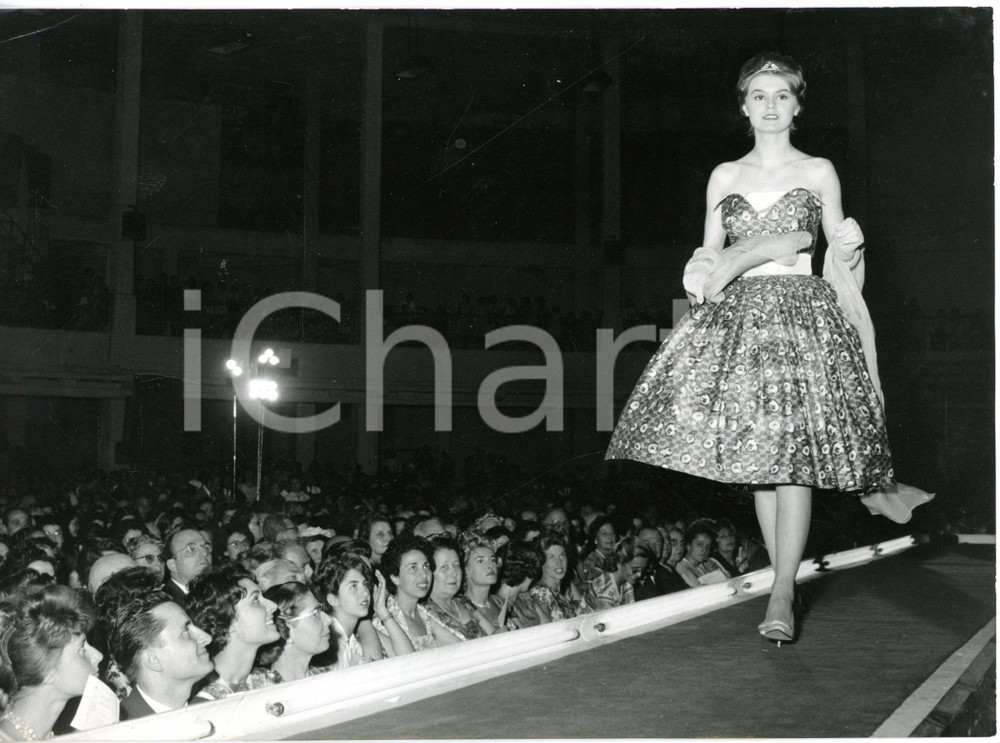 1959 MILANO "L'abito dell'anno" - La vincitrice Milena TOSI durante la sfilata