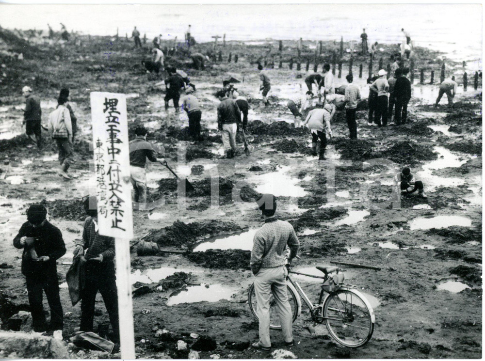 1964 FUKAGAWA (JAPAN) Ritrovamento monete preziose - Cercatori d'oro al lavoro