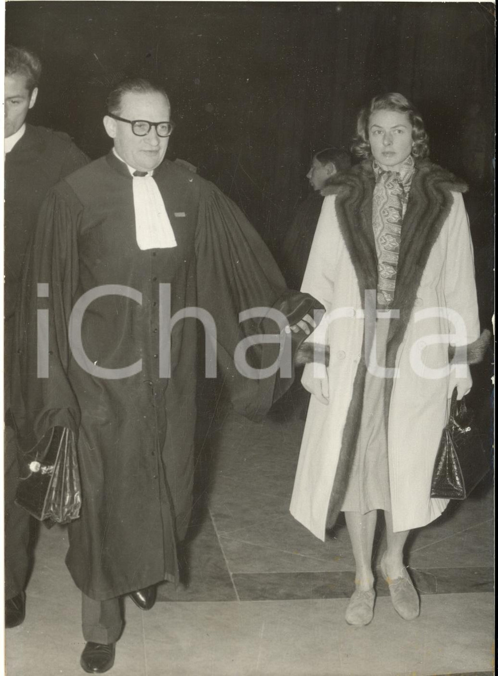 1959 PARIS Ingrid BERGMAN con l'avvocato René FLORIOT per udienza separazione