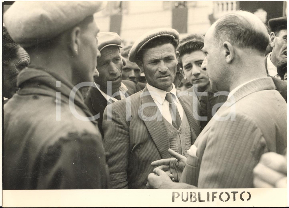 1955 ca MAZARA DEL VALLO Assessore Antonino GERMANA' tra i contadini - Foto