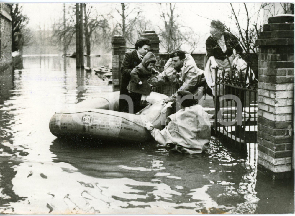1959 PARIS Inondazione banlieue - Agenti portano in salvo una bambina *Foto