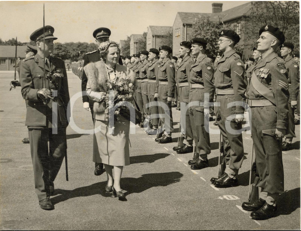 1954 TIDWORTH (HAMPSHIRE) Queen Juliana inspects her regiment - Photo 20x15