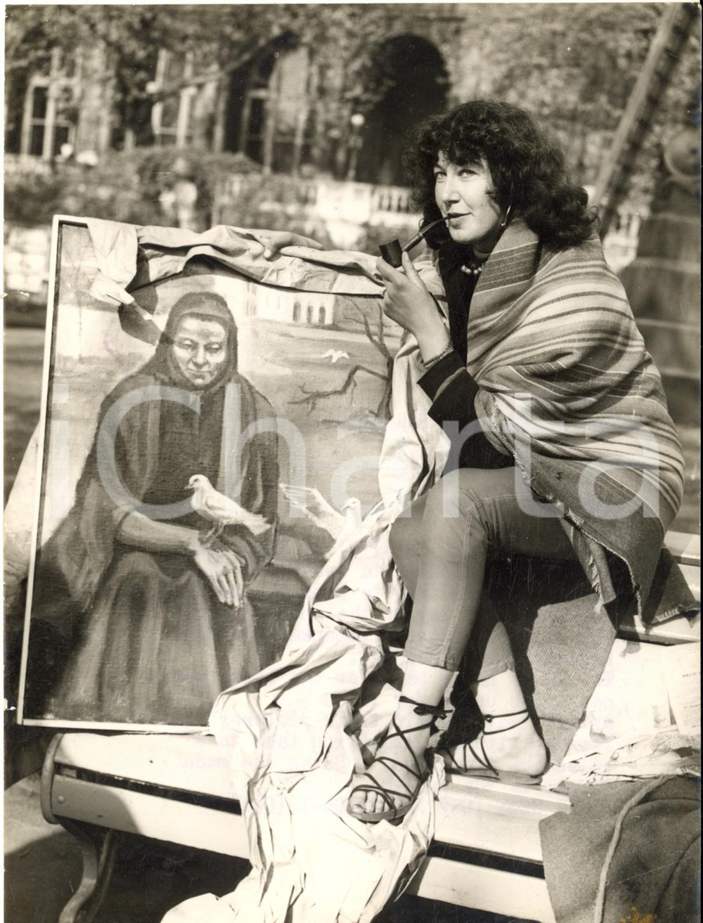 1957 LONDON Victoria Embankment Gardens - Artist Ann BULITIS smoking her pipe