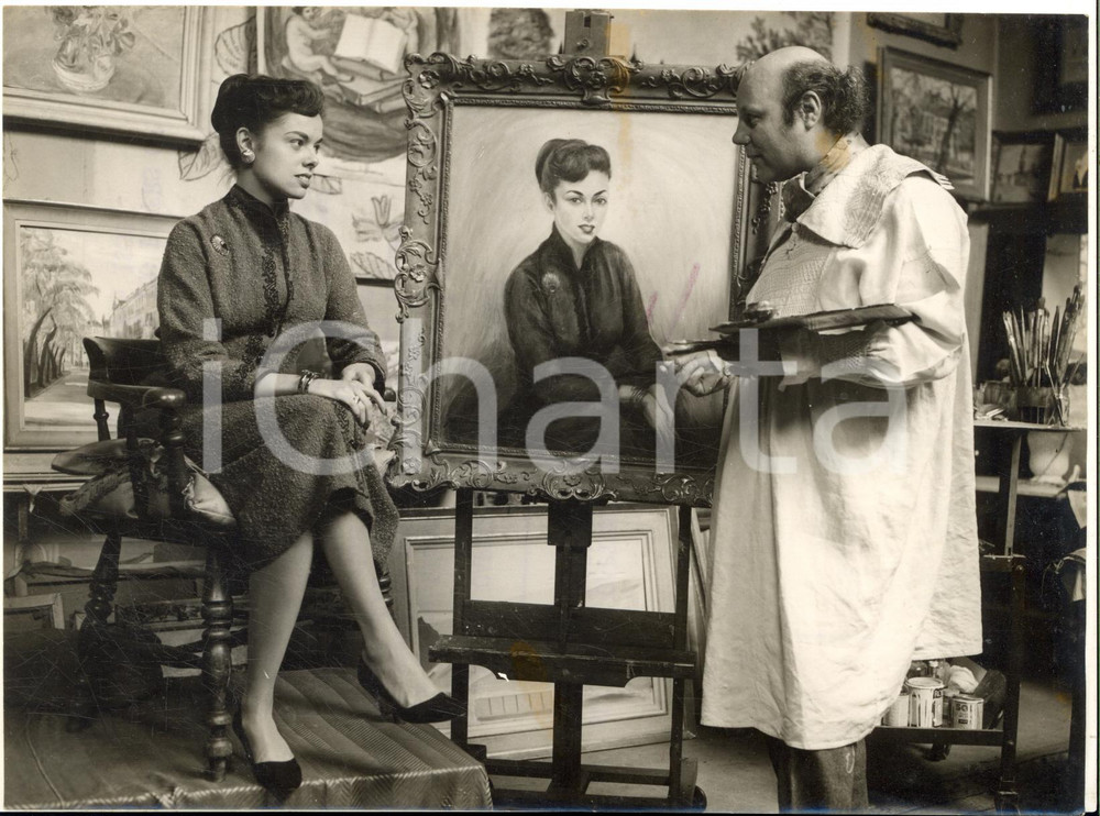 1956 LONDON Artist John SPENCER CHURCHILL painting a portrait of Alissande WHITE