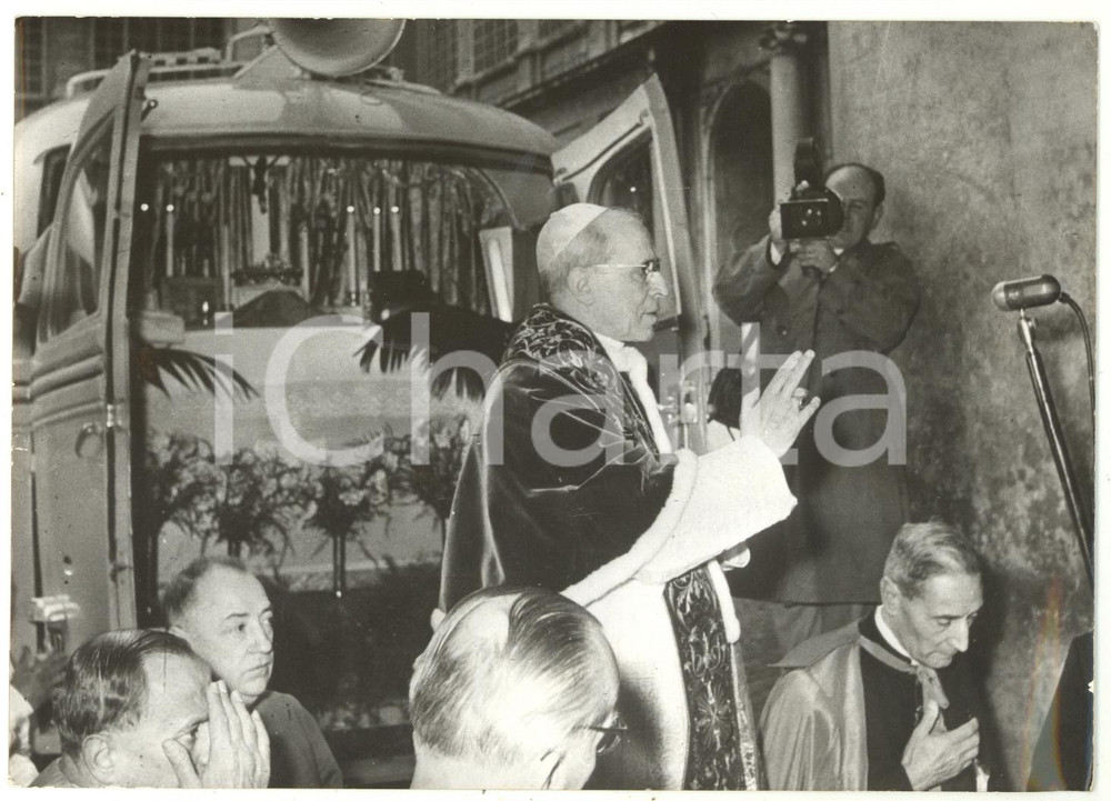1956 VATICANO - Papa Pio XII benedice "auto-cappella" per profughi ungheresi