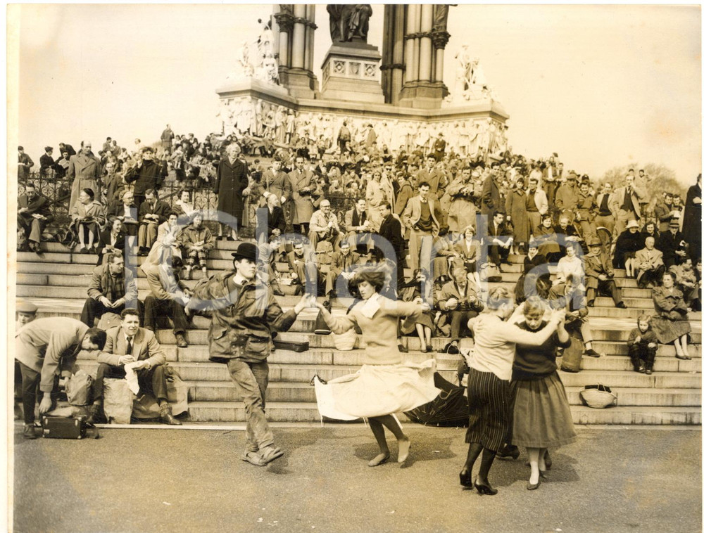 1958 LONDON Albert Memorial - An impromptu rock 'n' roll session - Photo 20x15