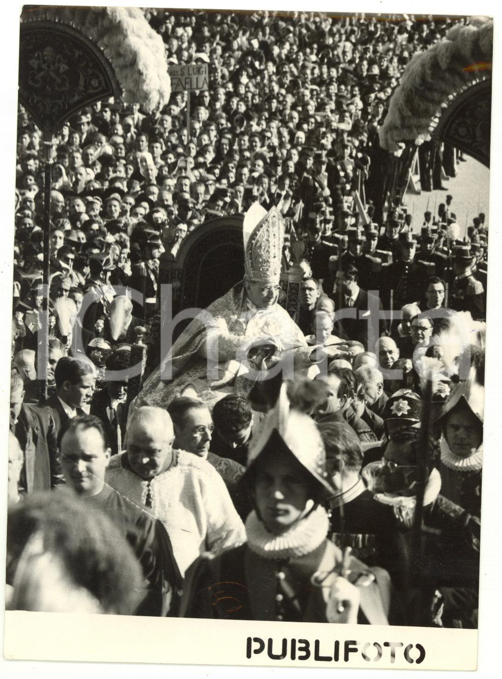 1954 ROMA Festa Regalità di Maria - Papa Pio XII impartisce la benedizione