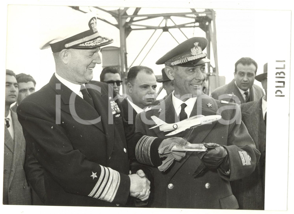1958 NAPOLI Consegna materiale aeronautico USA - Silvio NAPOLI con John M. WILL