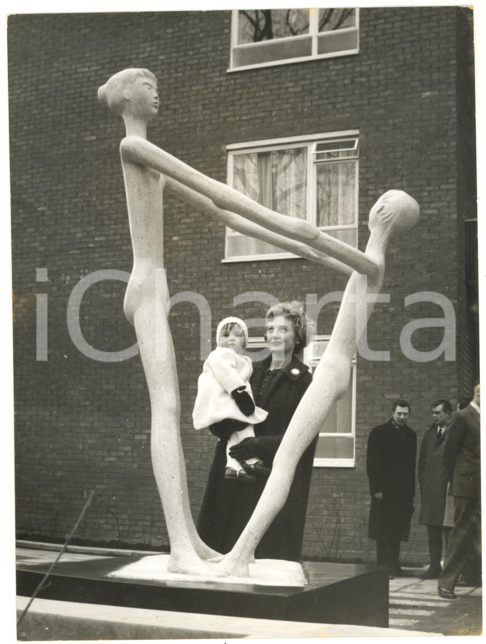 1961 LONDON Mother and son watching Patricia ROWLAND's wood sculpture *Foto