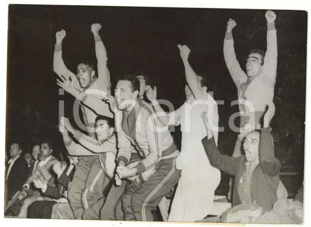 1959 SANTIAGO DE CHILE Basketball's World Title - Brazilian players celebrating