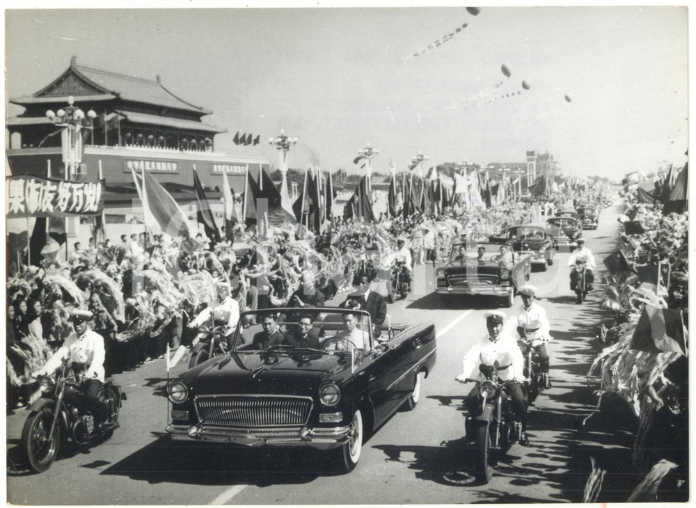 1964 PECHINO (CHINA) Alphonse MASSAMBA-DÉBAT acclamato dalla folla *Foto 18x13