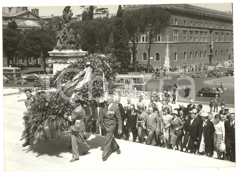 1957 ROMA Delegazione di ottanta medaglie d'oro omaggia tomba del Milite Ignoto