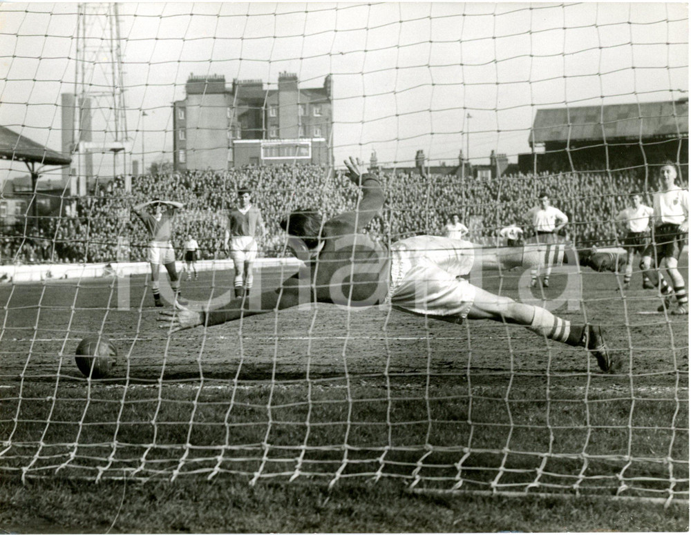 1958 LONDON Chelsea-Bolton Wanderers - Stanley MATTHEWS beaten by a penalty